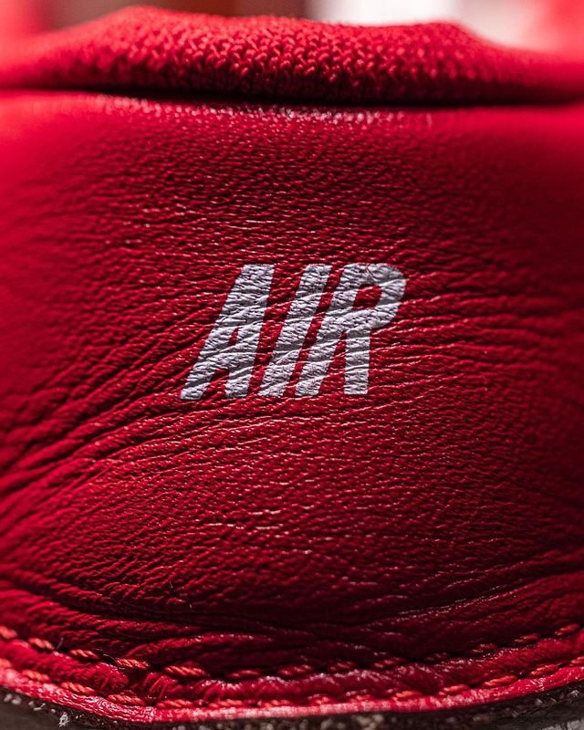 Надпись «AIR»
