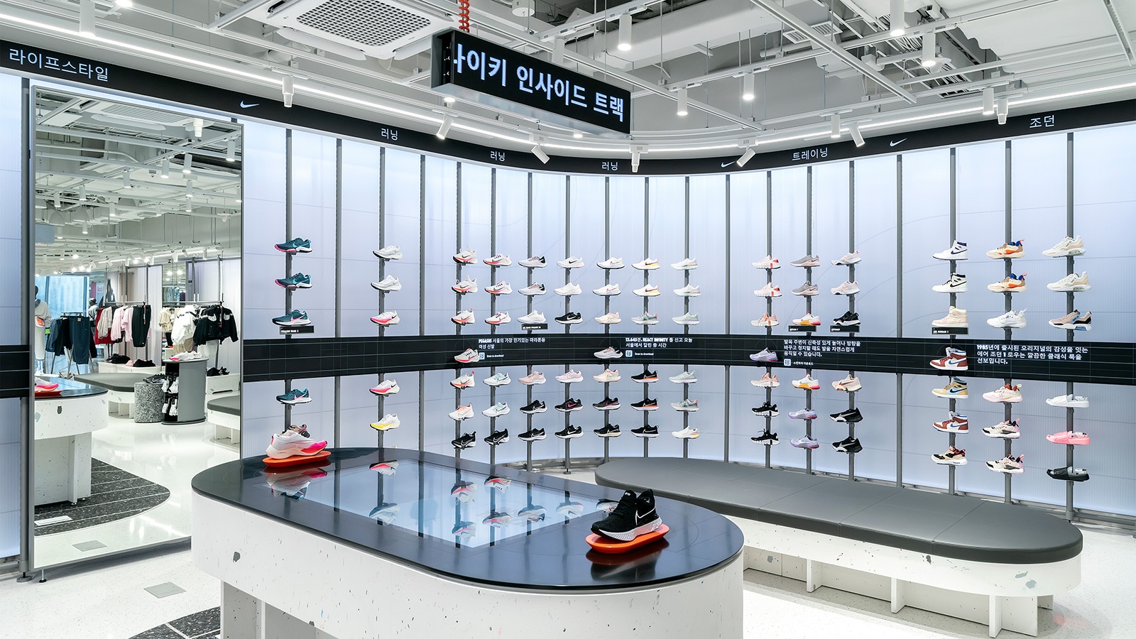 Зона City Replay в магазине Nike в Сеуле