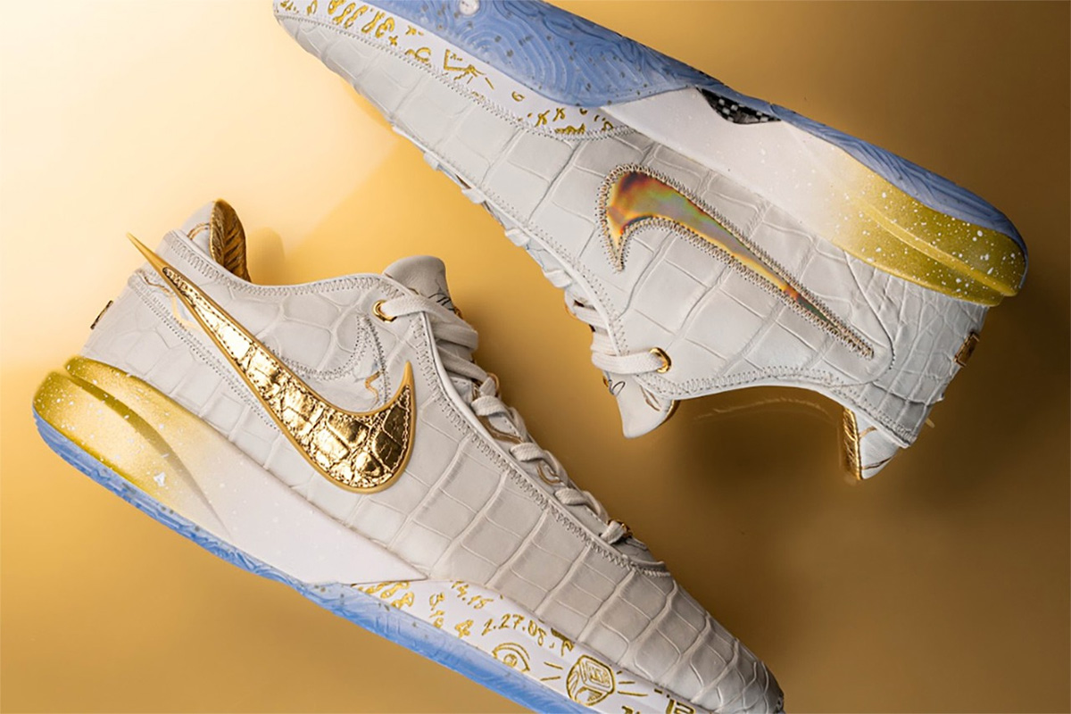 Золотистые лого Nike по бокам
